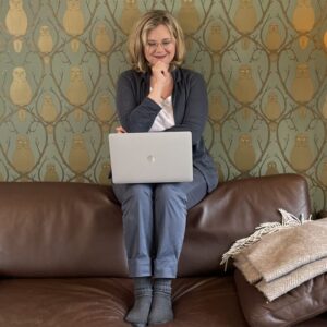 Schauspielerin lernt Text mit Laptop