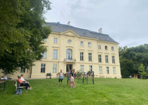 Theatergruppe probt auf der Wiese vor dem Schloss