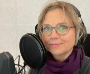 Nina Weniger mit Kopfhörern im Studio vor dem Mikrofon